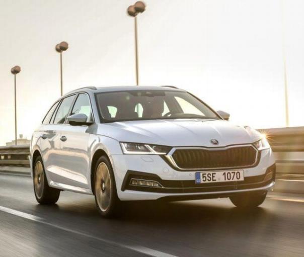 Für den Bestseller der ŠKODA Modellpalette sind drei alternative Antriebsvarianten erhältlich: Plug-in-Hybrid, Mild-Hybrid und Erdgasantrieb